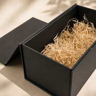 Boîte cadeau longue noire garnie de frisure de bois naturelle
