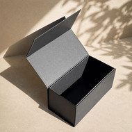Boîte cadeau longue noire ouverte, couvercle aimanté relevé