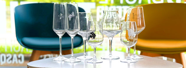Verres personnalisés disposés sur une table